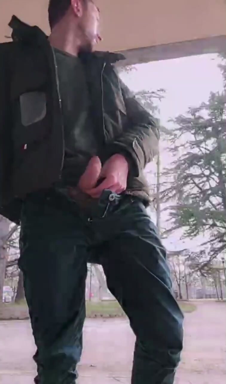 Showing dick in public park - ThisVid.com en anglais