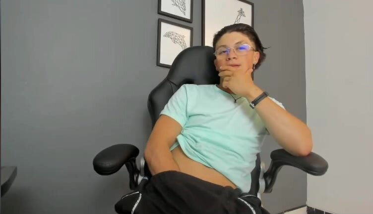 Amazing and sexy latino boy on cam 2 - ThisVid.com