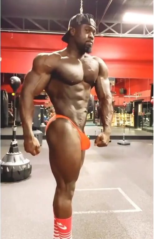 Massive Bodybuilder: tiny waist and tiny poser - ThisVid.com