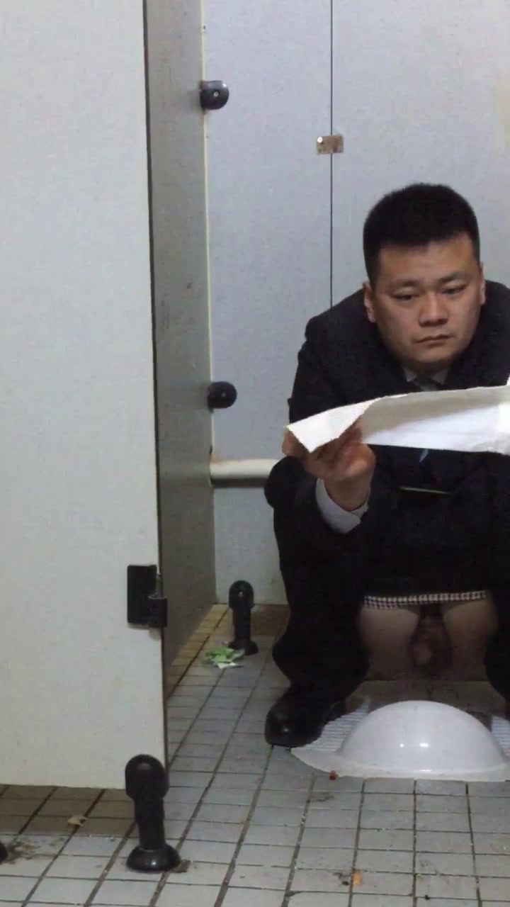Chinese in public toilet (35)