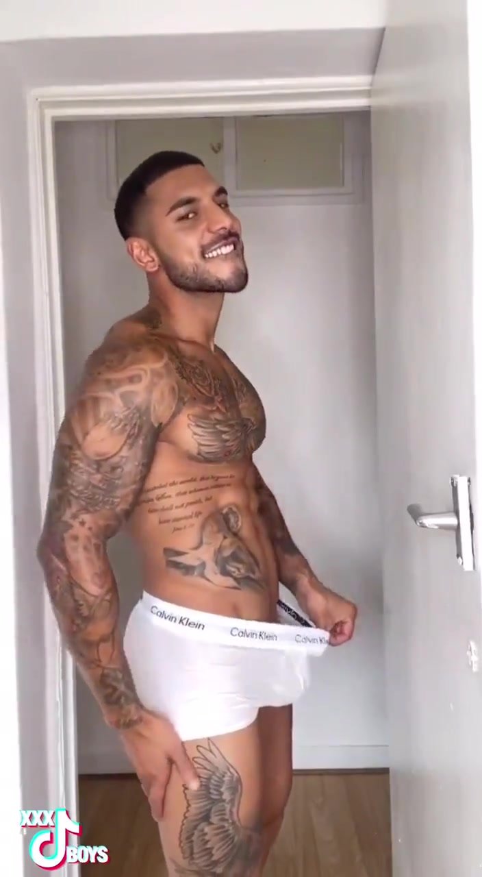Real Tattooed Homemade Amateur Videos Uploaded - Ripped tattooed guy - ThisVid.com