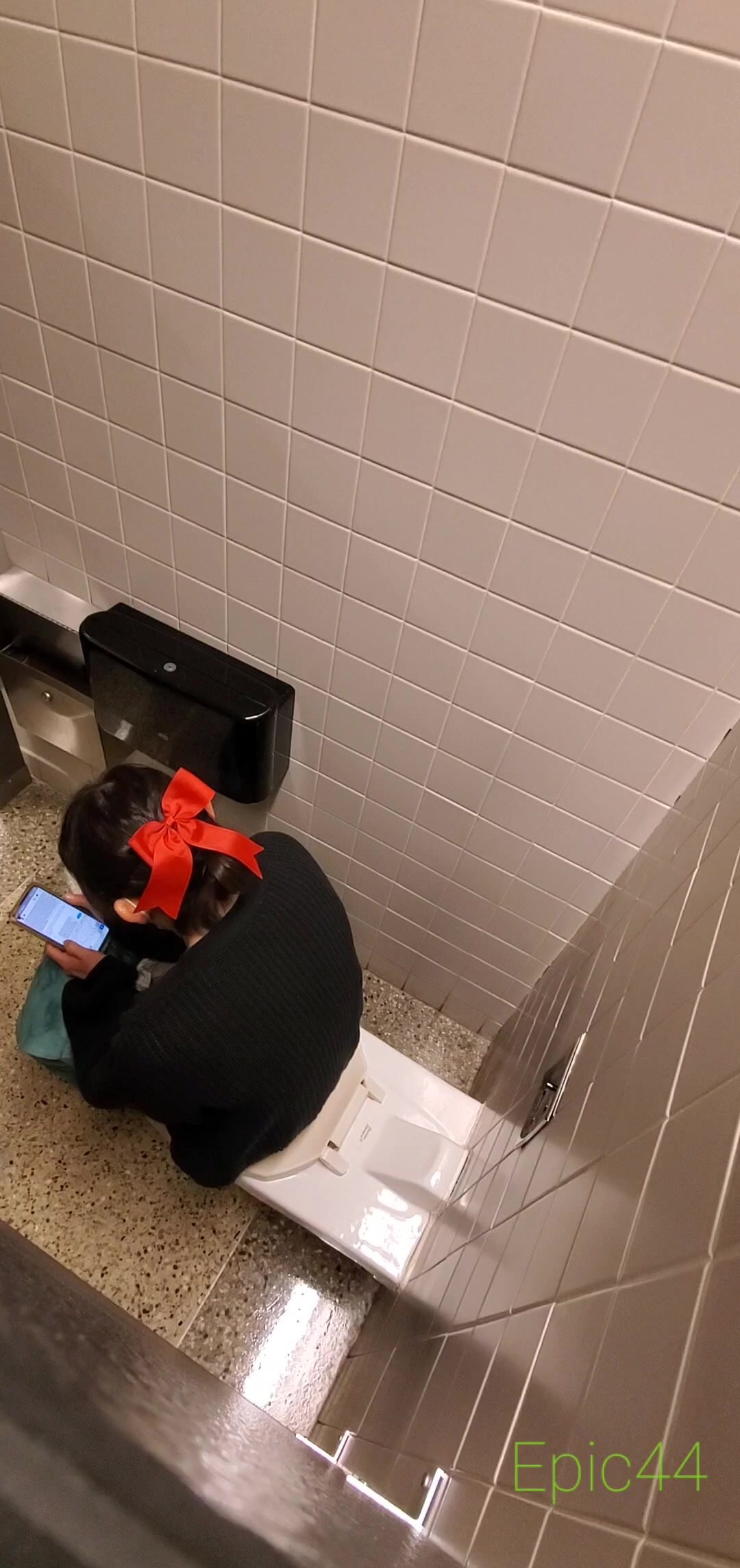 Girl pooping in public toilet - video 10