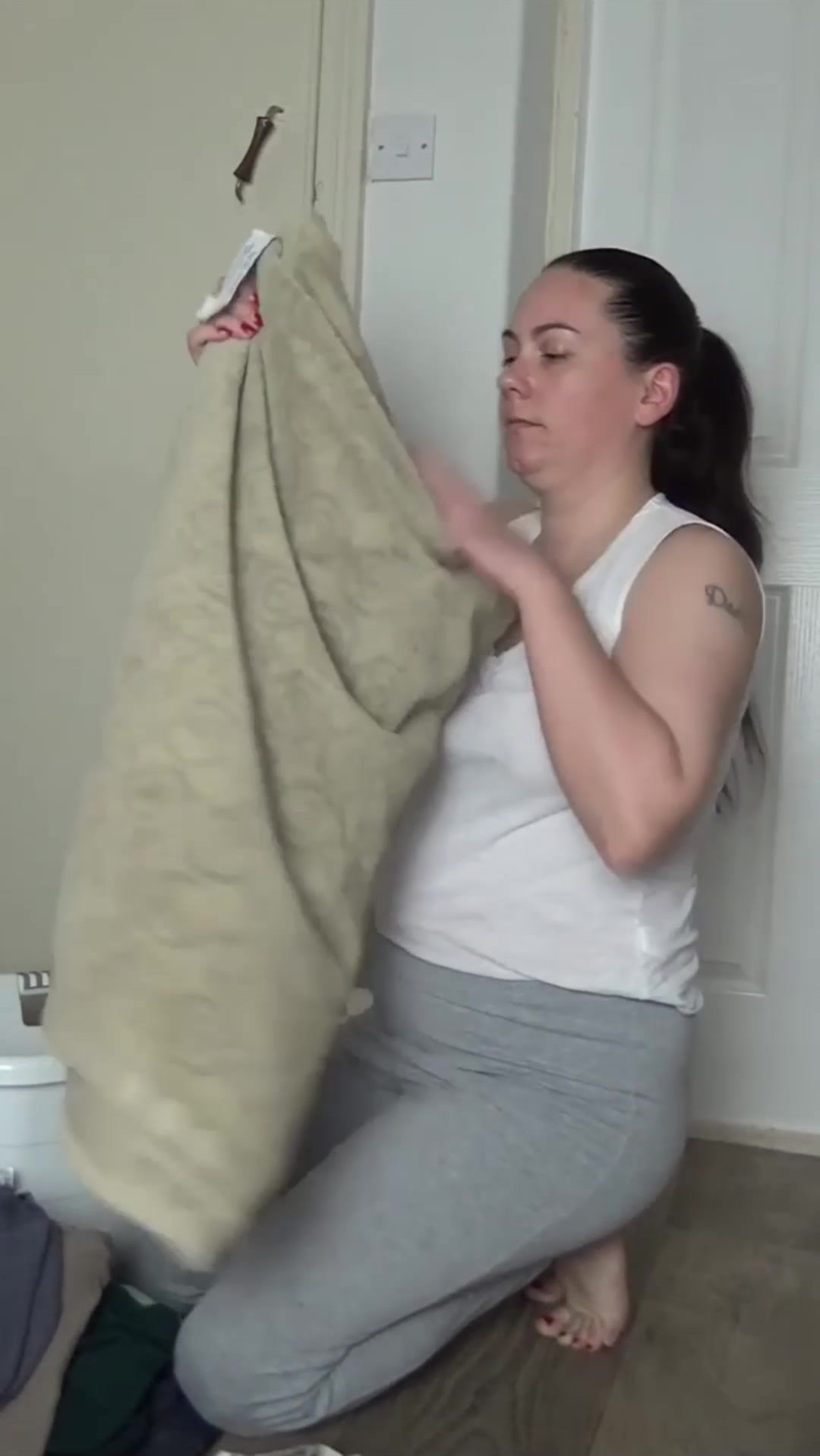 PAWG farting and pooping - ThisVid.com en anglais