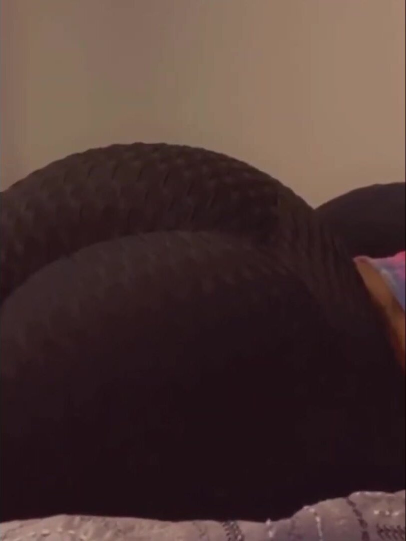 Black girl farting in black leggings - ThisVid.com