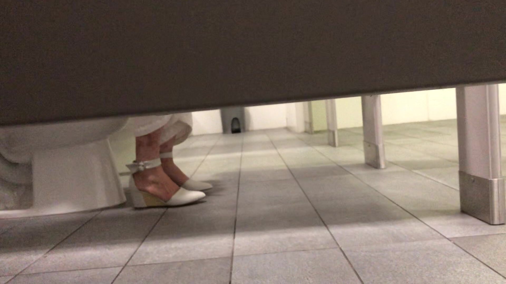 White Shoes Lady Peeing and Poop Attempt Voyeur