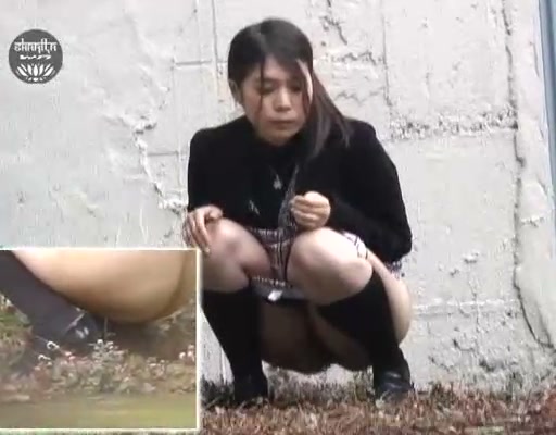 Japanese woman emergency public peeing [DNNS*02] - ThisVid.com