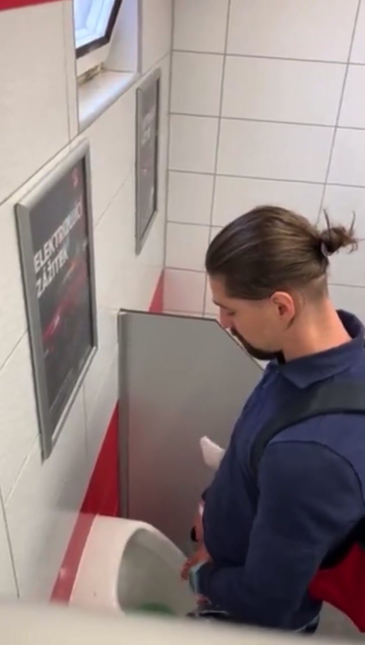 Urinal spy vid 31 - hung lad with man bun - ThisVid.com
