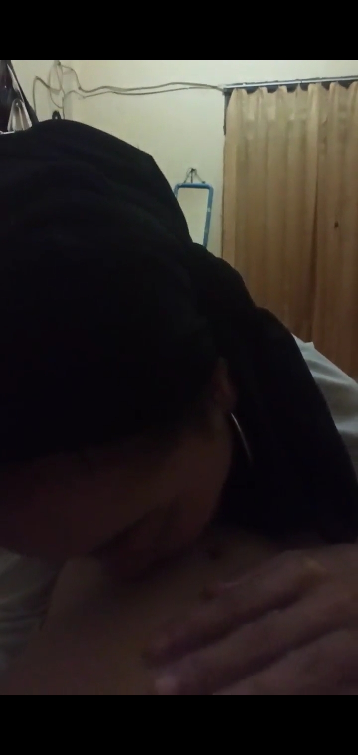 Jilbab blowjob with boyfriend - ThisVid.com