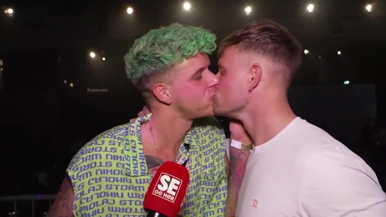 Str8 guys kissing - ThisVid.com