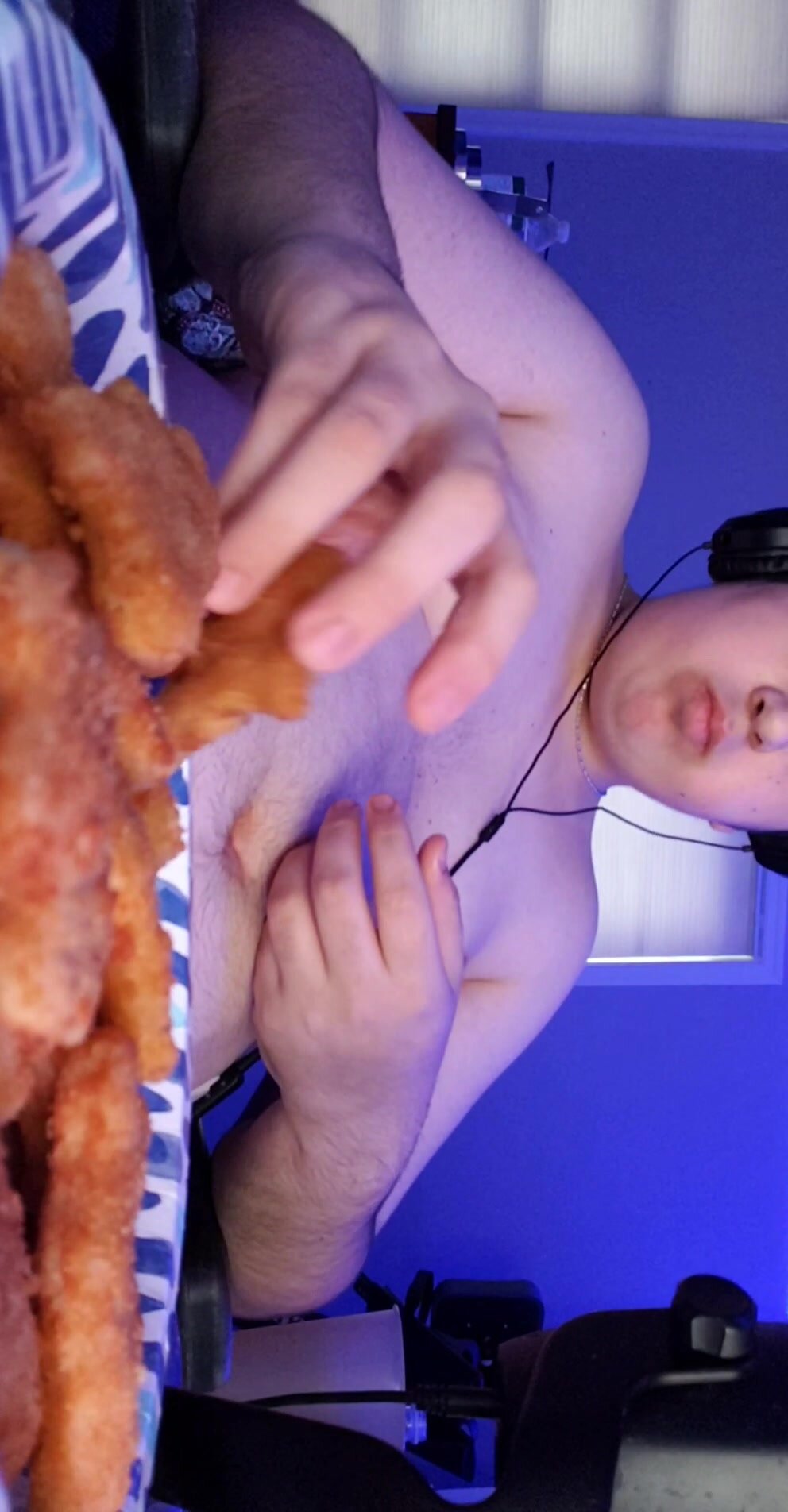 Fat pig eating chicken nuggets - ThisVid.com на русском