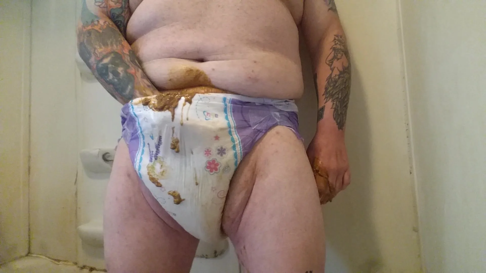 Chubby Diaper Porn - Diapered Chub gets messy - ThisVid.com