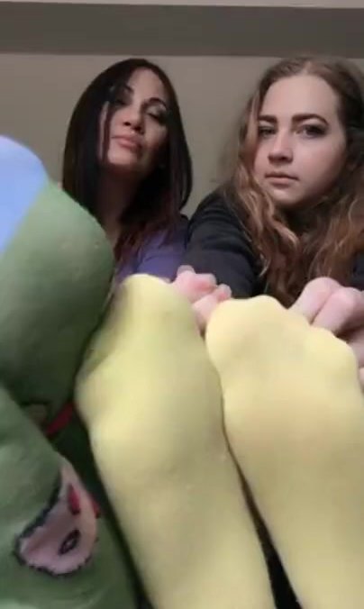 Mother daughter feet 2 - ThisVid.com