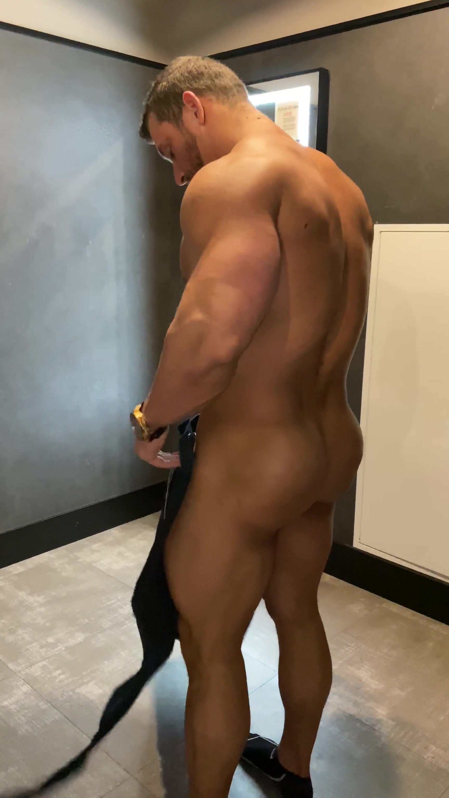 Muscle hunk - video 58 - ThisVid.com