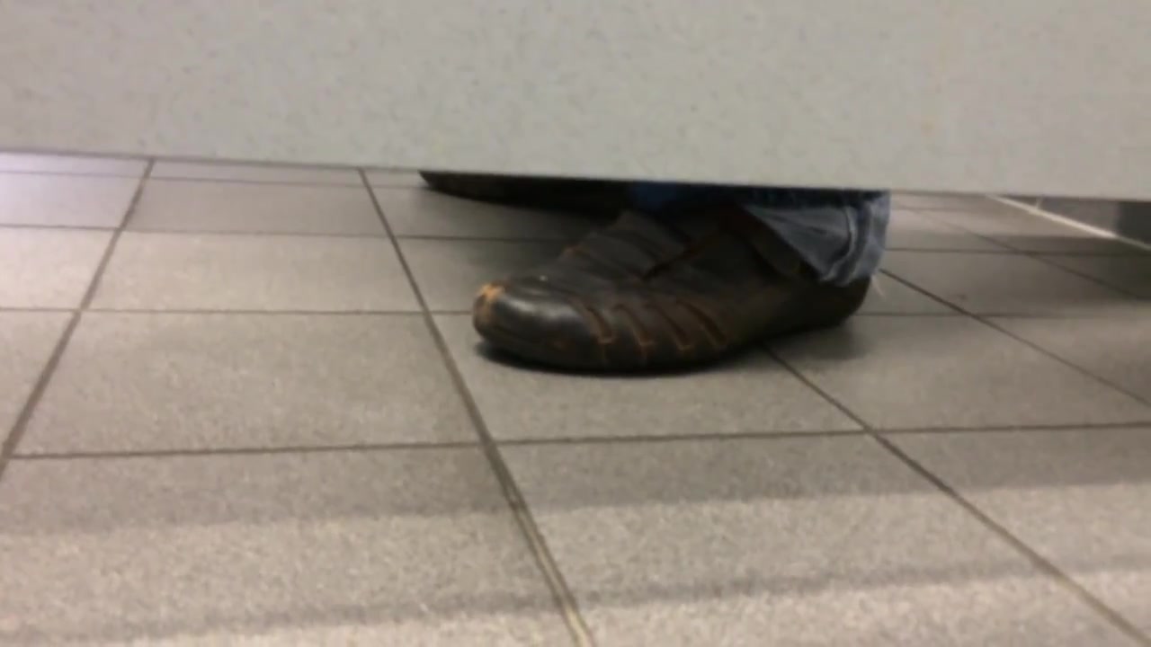 Spy male at University's restroom (Only Feet)
