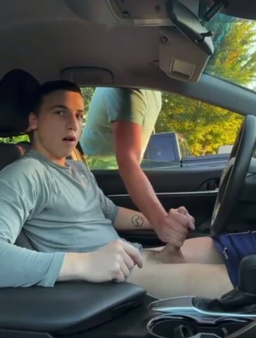 Getting a handjob in his car in a parking lot - ThisVid.com