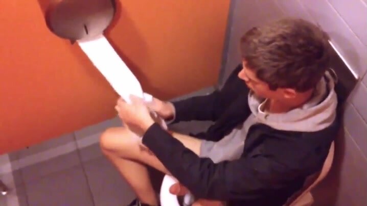 TOILET SPYCAM - VIDEO 8 - ThisVid.com