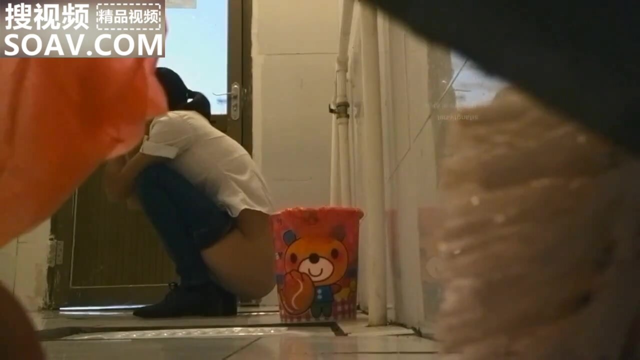 Pooping girls: chinese girl poop in toilet -… ThisVid.com