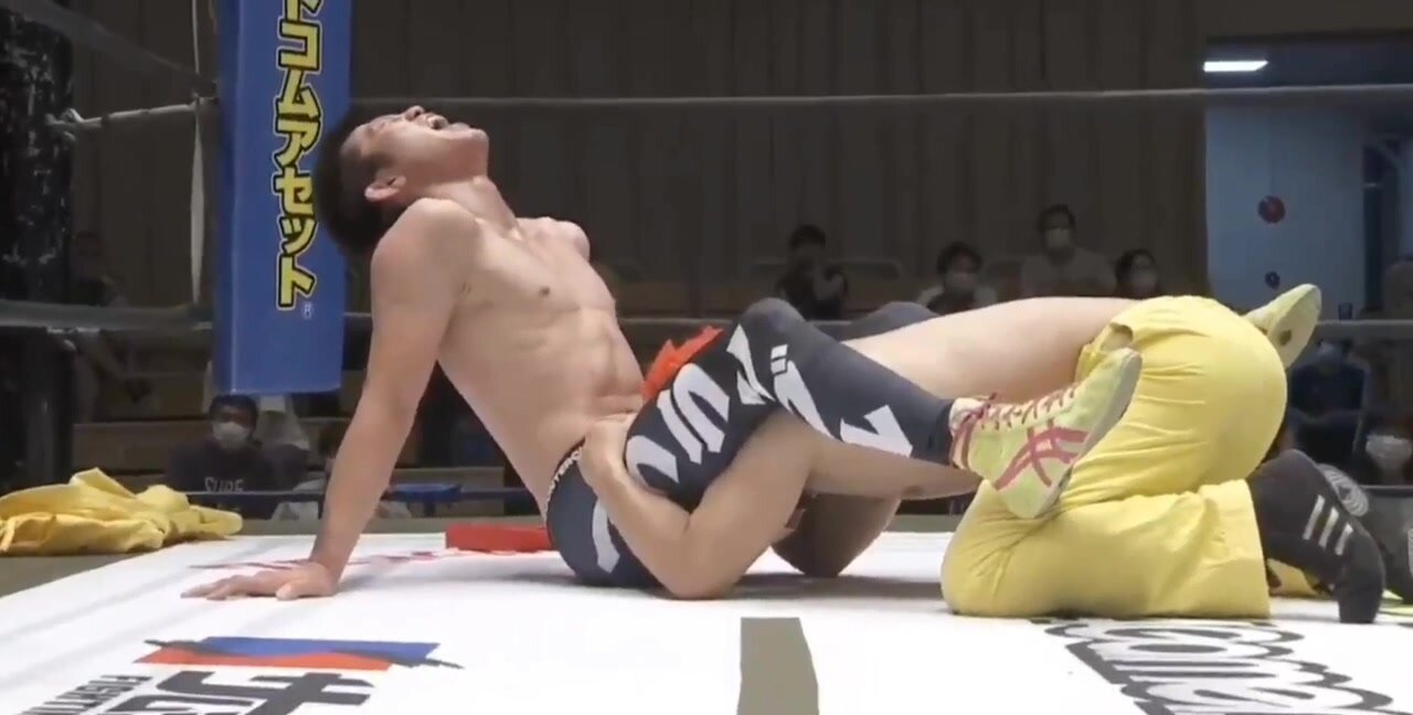 Dick Accidentally Slipped In While Wrestling - Wrestler dick accidentally exposed - ThisVid.com