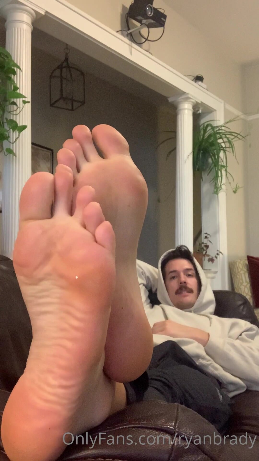 Sexy male feet worshiping - video 17 - ThisVid.com