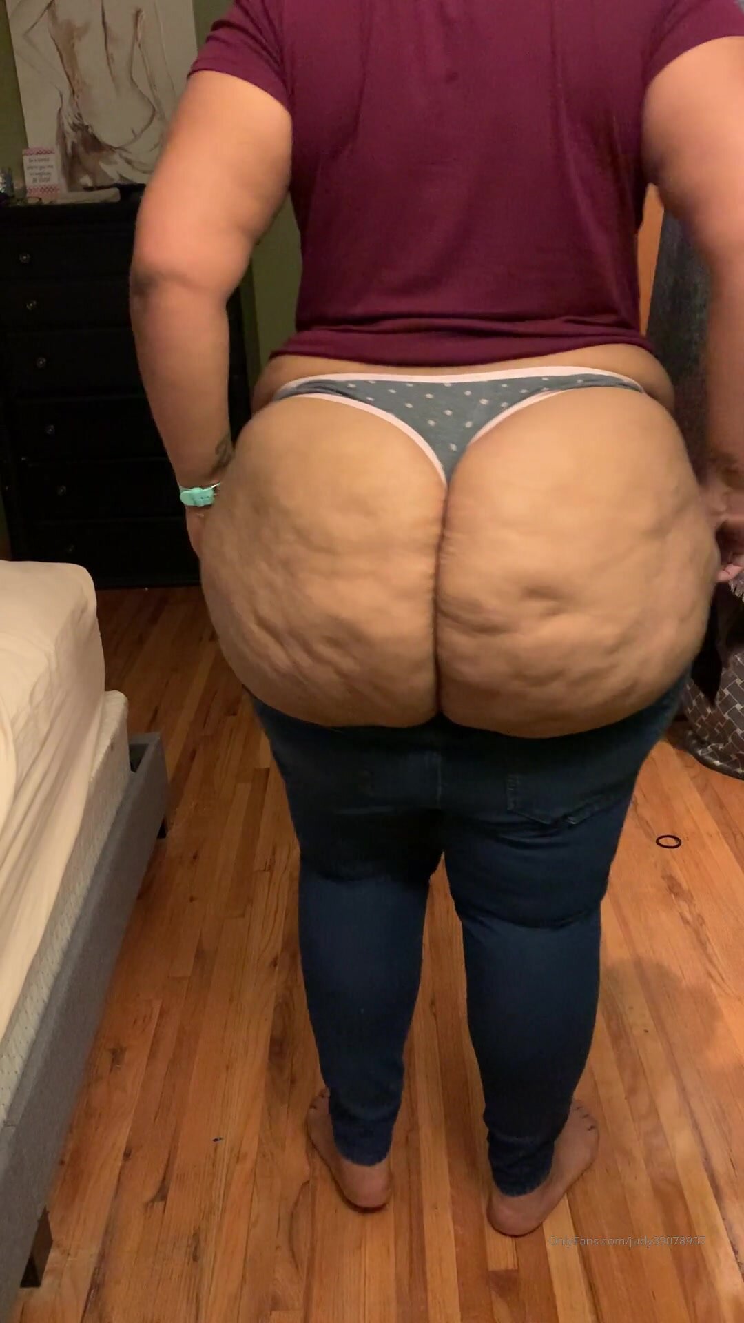 Pawg with fat cellulite ass tries on jeans image
