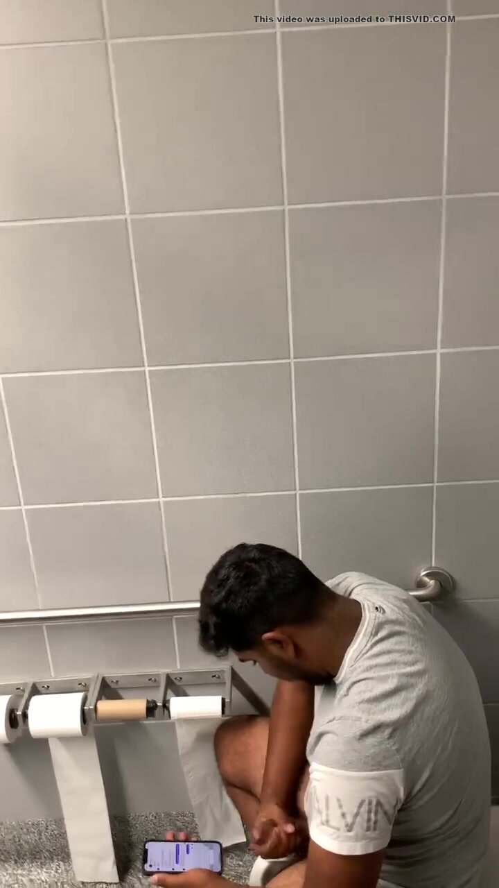 Indian guy spied on jerking in toilet stall - ThisVid.com En español