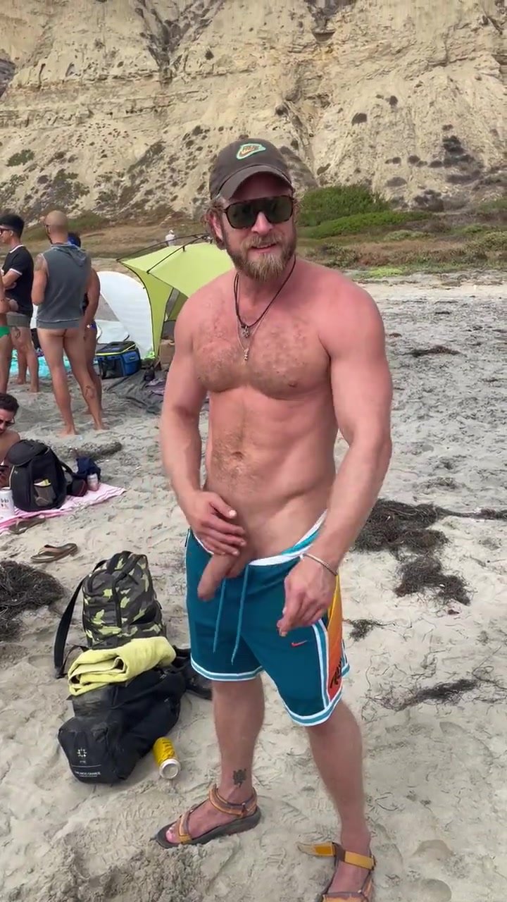 Hot guy showing big cock in the beach SF