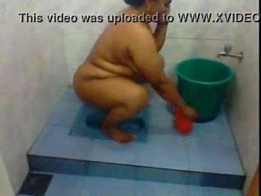 Auntys Poop Com - Mallu Aunty squatting to take a shit - ThisVid.com