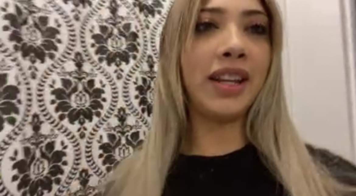 Sexy girl pee during Periscope live - ThisVid.com