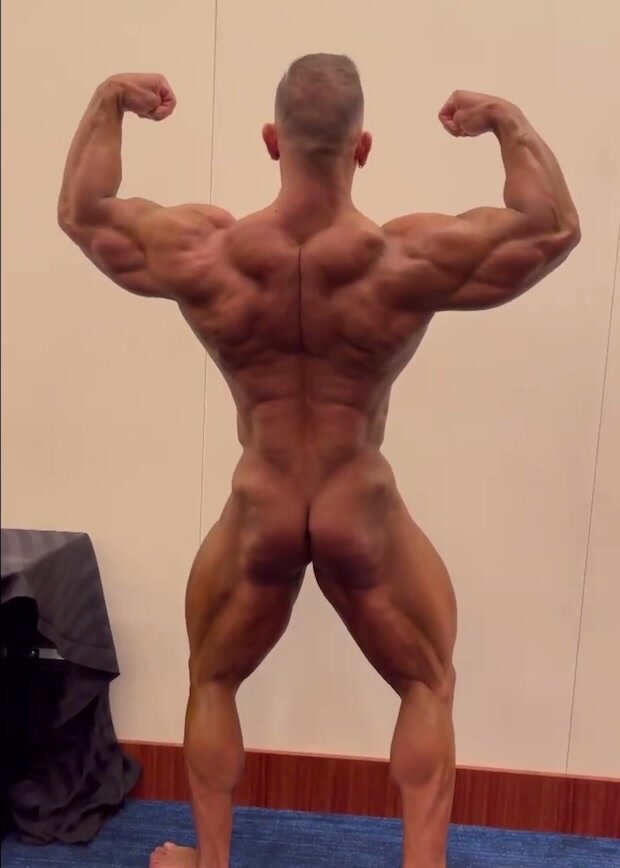 620px x 868px - Bodybuilder rear naked view - ThisVid.com