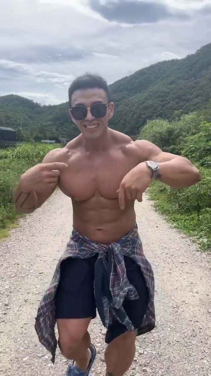 Korean muscle god dances - ThisVid.com