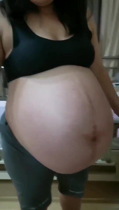 Huge Preggo Mom - Huge belly pregnant - ThisVid.com
