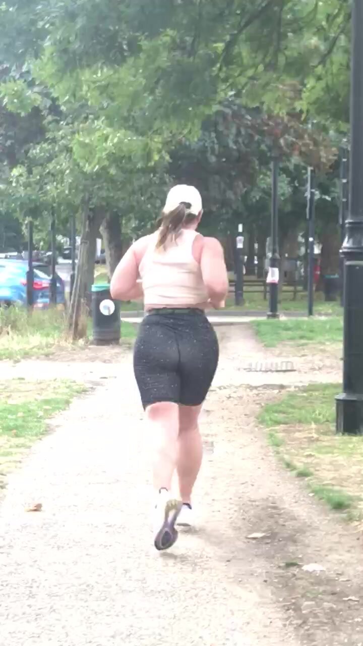 Thick blonde pawg running - video 2 - ThisVid.com