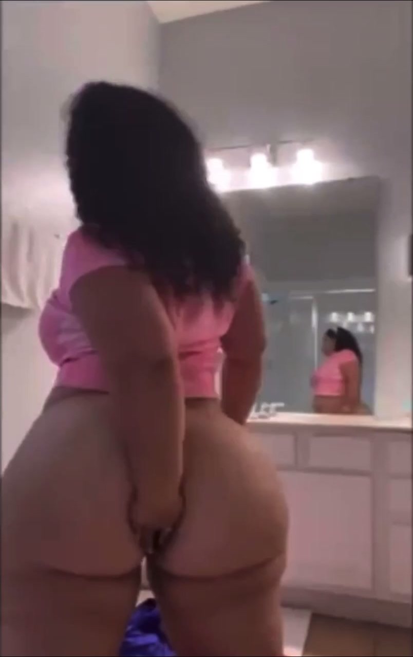 Thick ass BBW shits accidental diarrhea While twerking