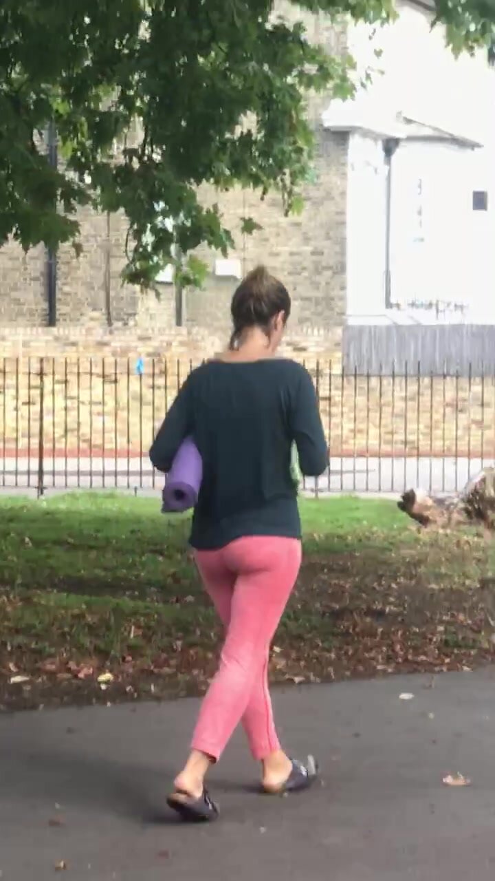 Candid brunette pawg in leggings - ThisVid.com