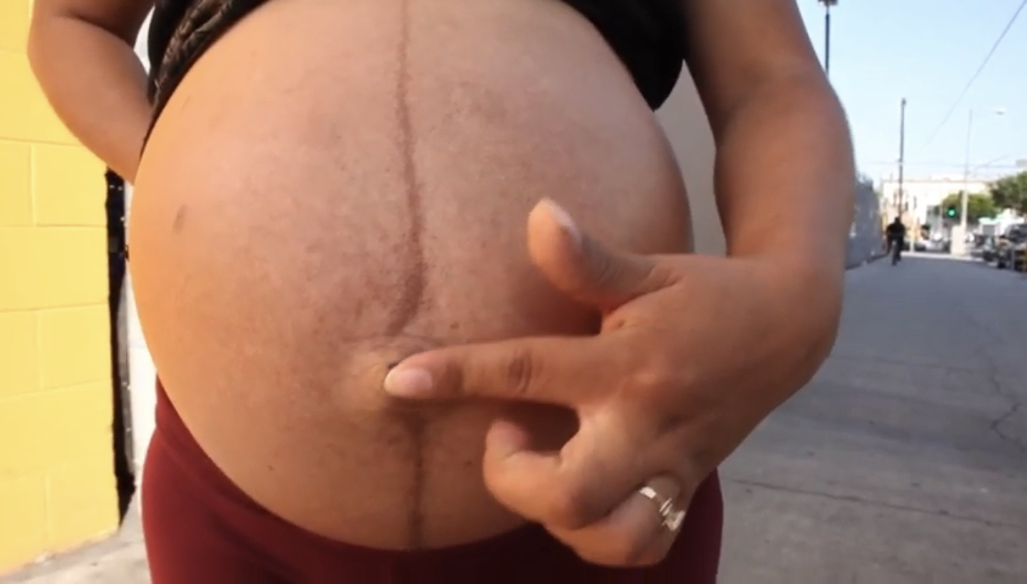 Her popped belly button - ThisVid.com