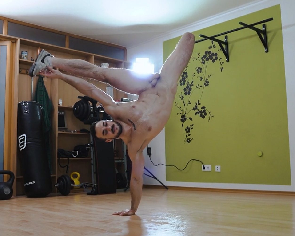 HOT Alpha naked breakdance soft - ThisVid.com en anglais