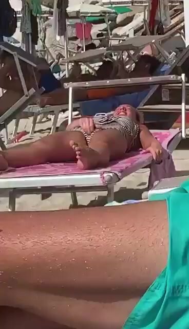 Voyeur - girl masturbating and cumming on crowded beach - ThisVid.com