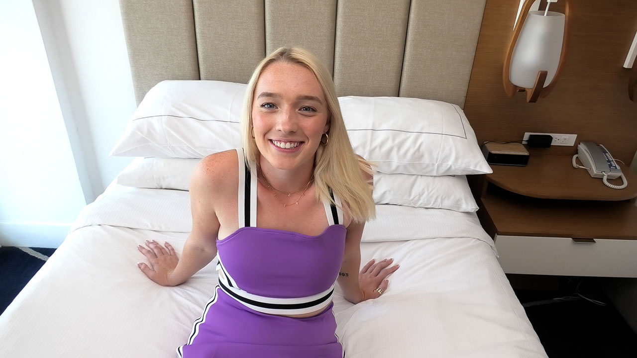 Pretty blonde teen sucks cock and eats ass - ThisVid.com em inglês