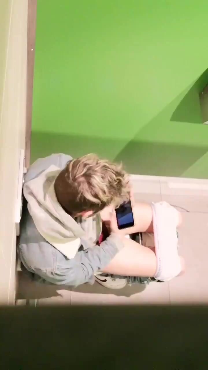 TOILET SPYCAM - VIDEO 50 - ThisVid.com