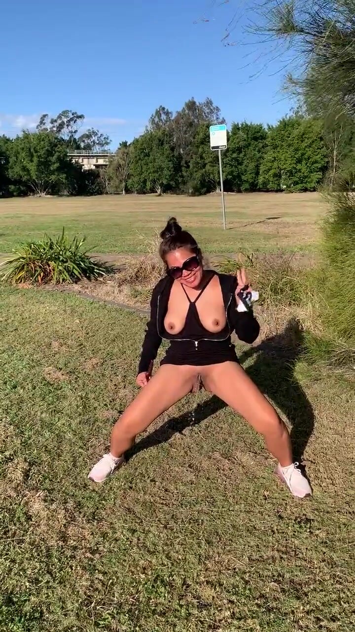 Filipina girl pees on the side of golf course pic