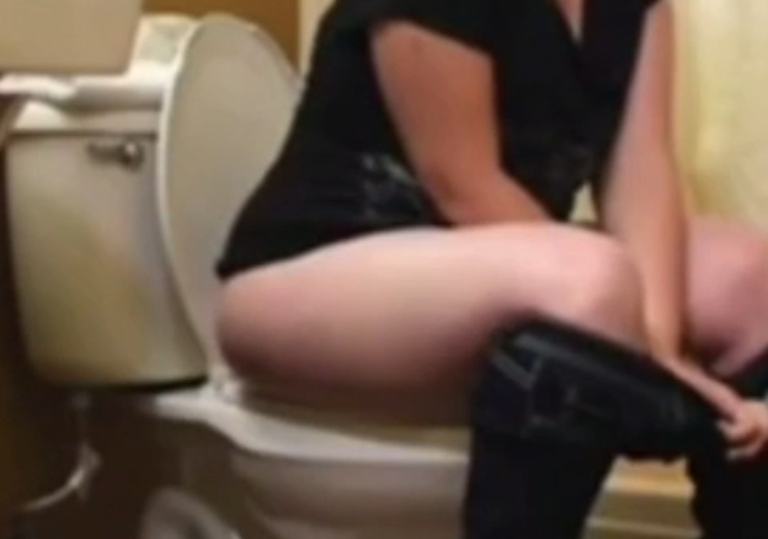 Giantess toilet paper porn