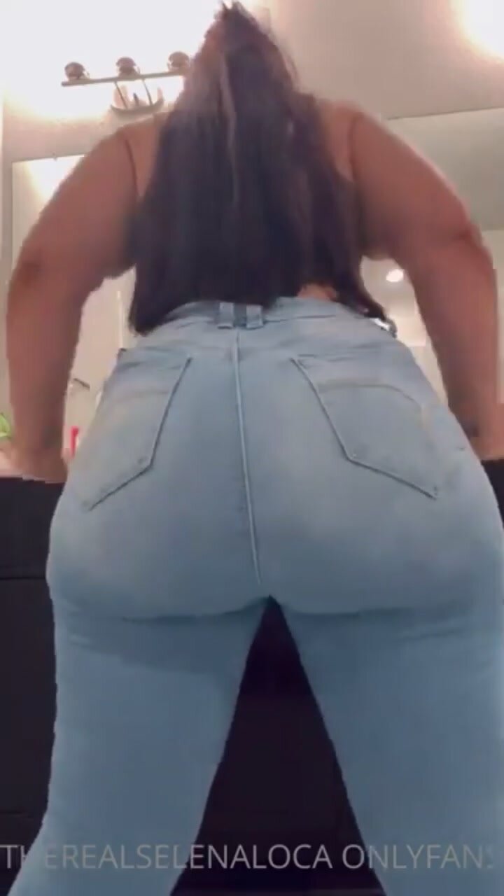 Latina toilet farts - video 2 - ThisVid.com