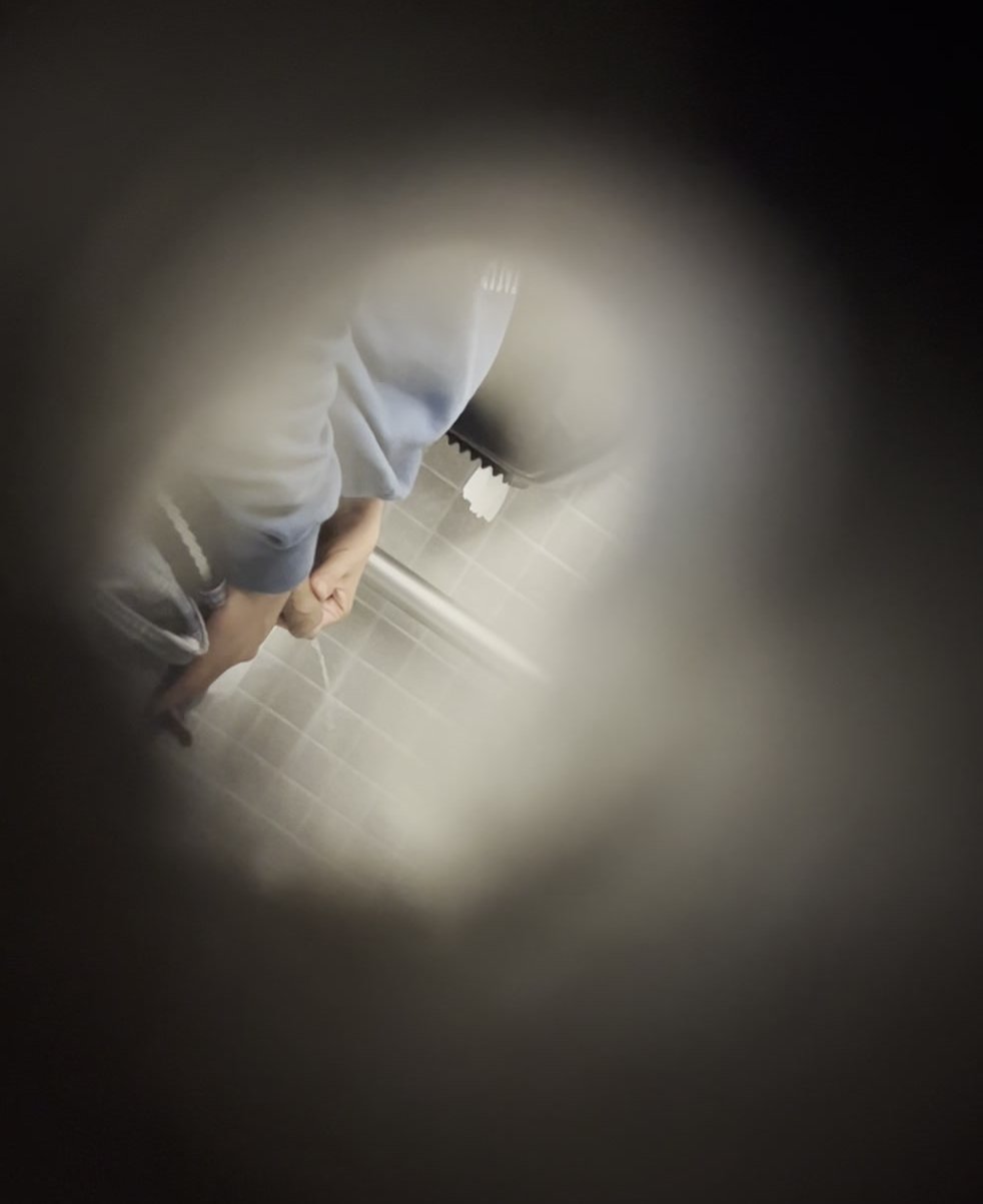 982px x 1203px - PEEPHOLE: UNCUT DUDE PISSING AT UNIVERSITY - ThisVid.com