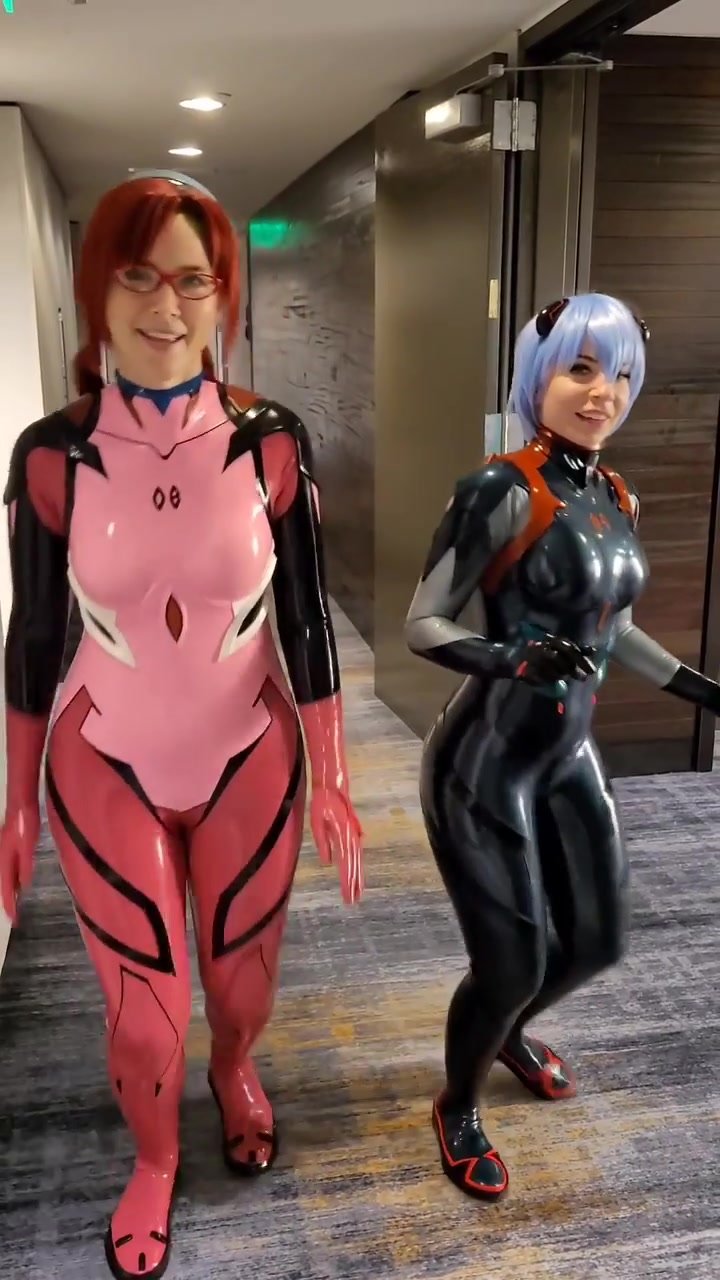 Cosplay Latex - Latex Cosplayers Show How Much Sweat They've Accumulate - ThisVid.com
