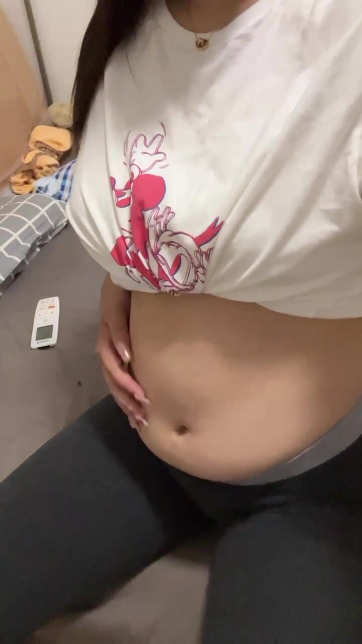 Chinese girl shows her bloated belly - ThisVid.com in italiano