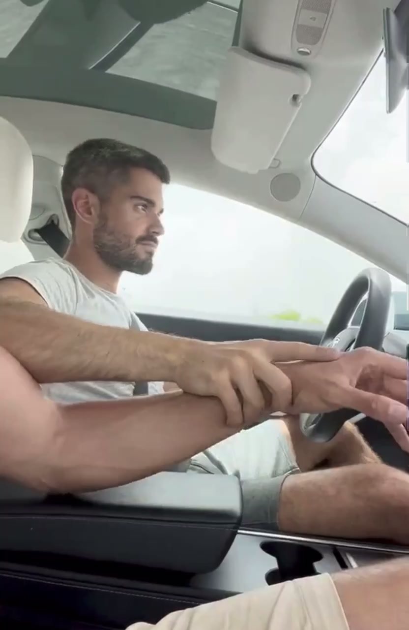 Getting a handjob while driving his car - ThisVid.com