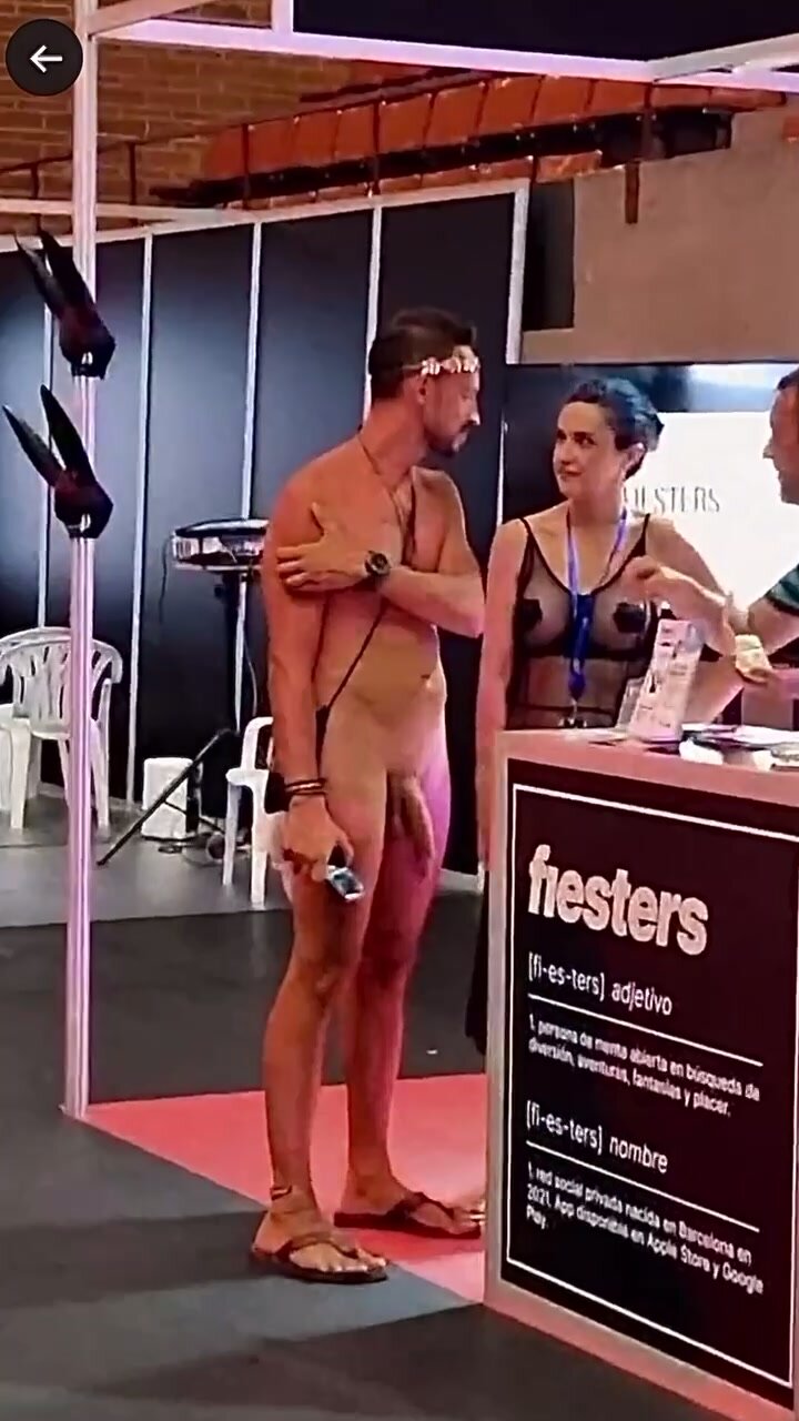 Huge Floppy Cock - Huge floppy dick at convention - ThisVid.com