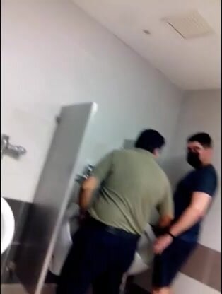Cruising toilet spy ..3 - ThisVid.com