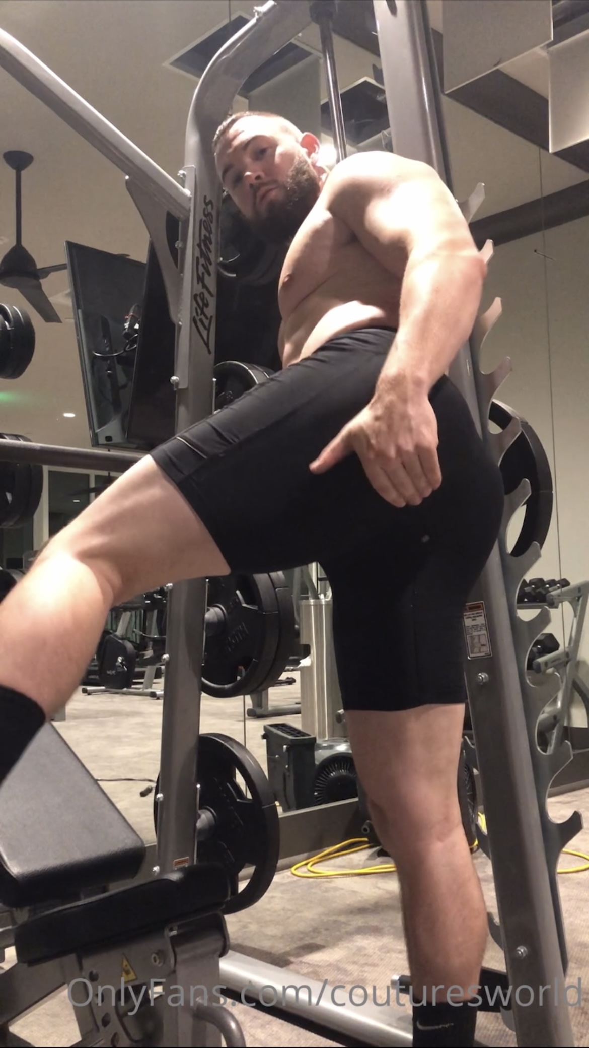 Beefy PAWB hunk daddy wears ripped lycra during workout - ThisVid.com