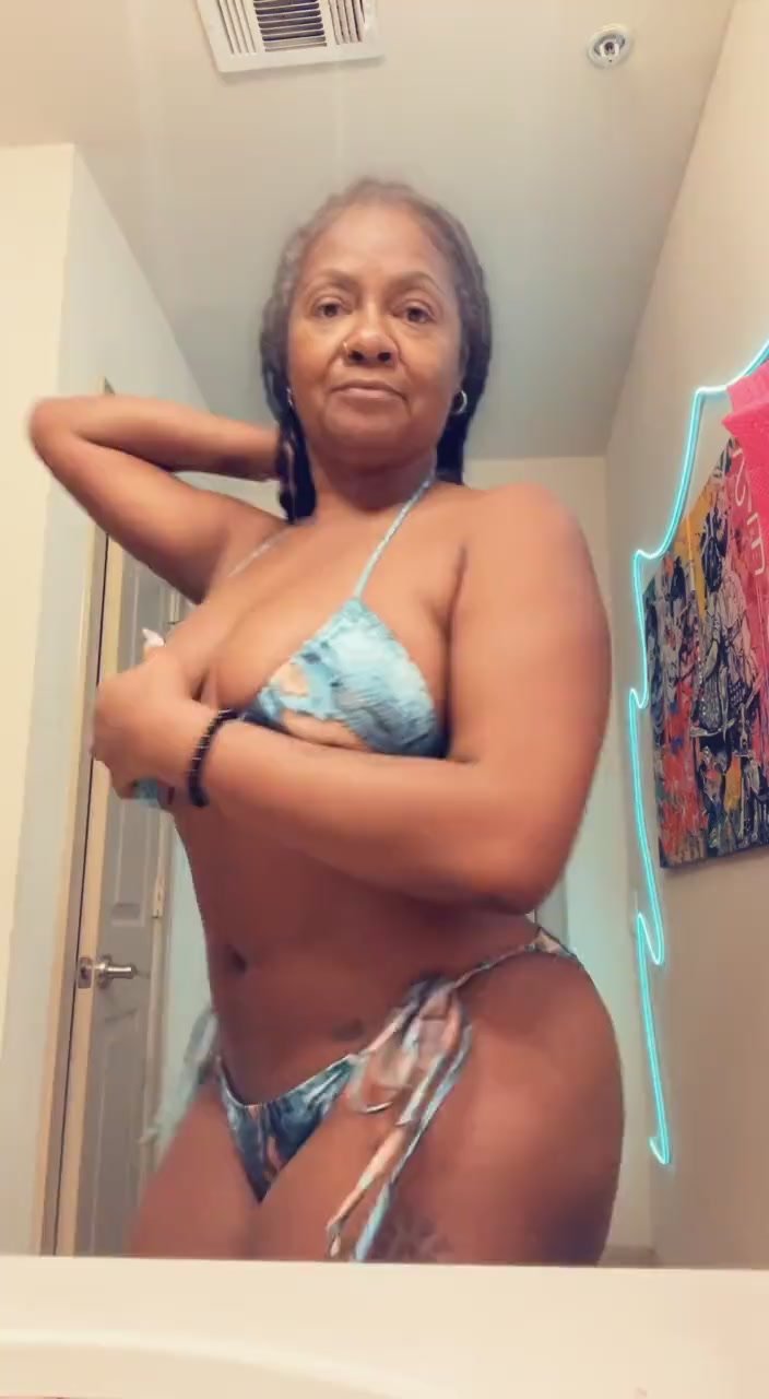 Sexy hood ebony granny twerks her big photo